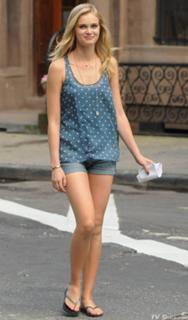 Sara Paxton feet photo thumbnail