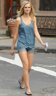 Sara Paxton feet photo thumbnail