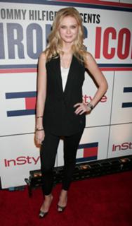 Sara Paxton feet photo thumbnail