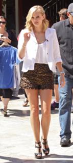 Sara Paxton feet photo thumbnail