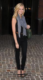 Sara Paxton feet photo thumbnail