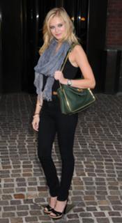 Sara Paxton feet photo thumbnail