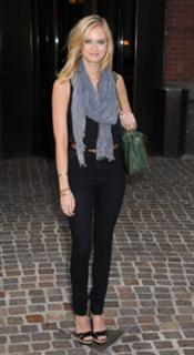 Sara Paxton feet photo thumbnail
