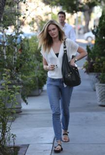 Sara Paxton feet photo thumbnail