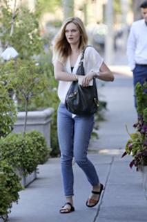 Sara Paxton feet photo thumbnail