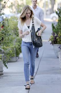 Sara Paxton feet photo thumbnail
