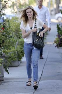 Sara Paxton feet photo thumbnail