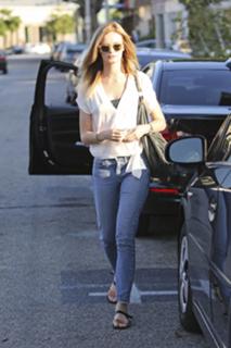 Sara Paxton feet photo thumbnail