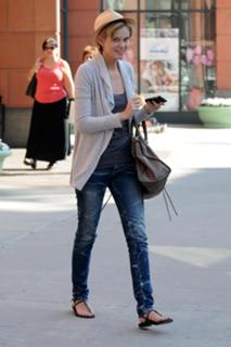Sara Paxton feet photo thumbnail