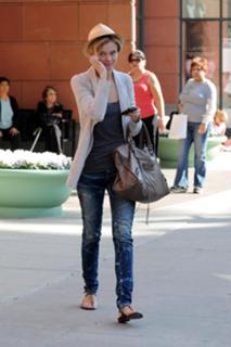 Sara Paxton feet photo thumbnail