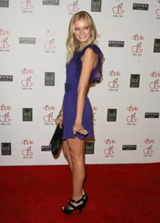 Sara Paxton feet photo thumbnail