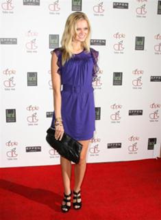 Sara Paxton feet photo thumbnail