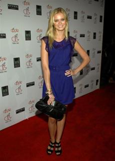 Sara Paxton feet photo thumbnail