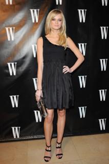 Sara Paxton feet photo thumbnail