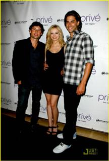 Sara Paxton feet photo thumbnail