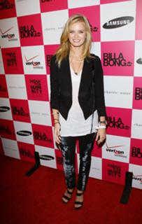 Sara Paxton feet photo thumbnail