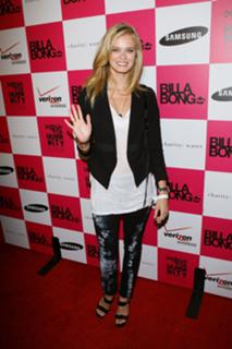 Sara Paxton feet photo thumbnail