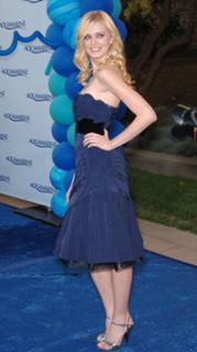 Sara Paxton feet photo thumbnail