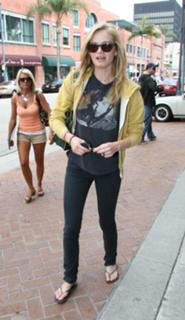 Sara Paxton feet photo thumbnail