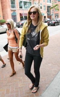 Sara Paxton feet photo thumbnail