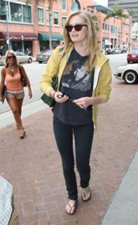 Sara Paxton feet photo thumbnail