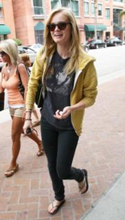 Sara Paxton feet photo thumbnail