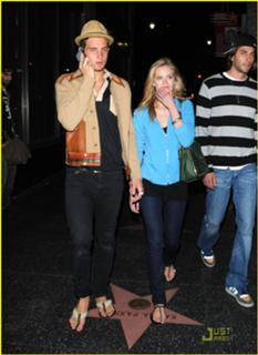 Sara Paxton feet photo thumbnail