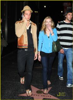 Sara Paxton feet photo thumbnail