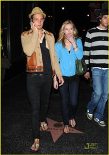 Sara Paxton feet photo thumbnail