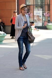 Sara Paxton feet photo thumbnail