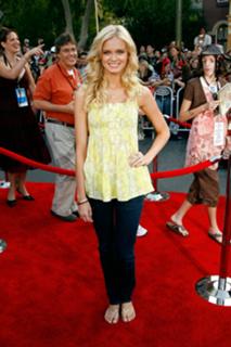 Sara Paxton feet photo thumbnail