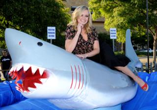 Sara Paxton feet photo thumbnail