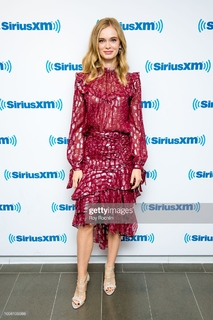 Sara Paxton feet photo thumbnail