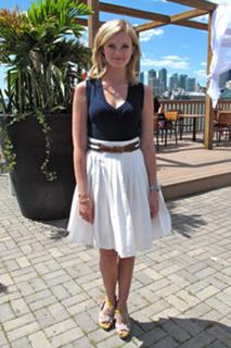 Sara Paxton feet photo thumbnail