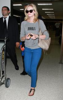 Sara Paxton feet photo thumbnail