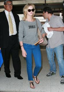 Sara Paxton feet photo thumbnail