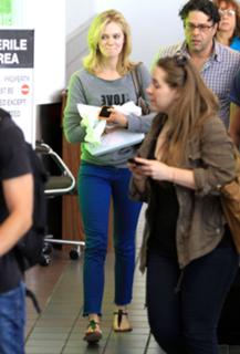 Sara Paxton feet photo thumbnail