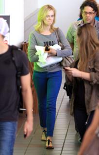 Sara Paxton feet photo thumbnail