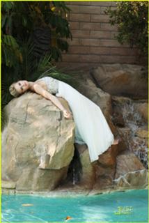 Sara Paxton feet photo thumbnail
