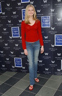 Sara Paxton feet photo thumbnail