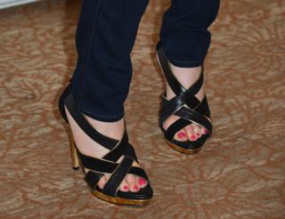 Sara Rue feet photo thumbnail