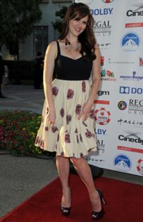 Sara Rue feet photo thumbnail