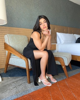 Sara Saffari feet photo thumbnail