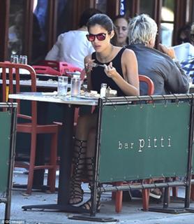 Sara Sampaio feet photo thumbnail