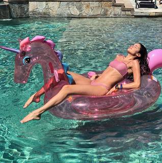 Sara Sampaio feet photo thumbnail