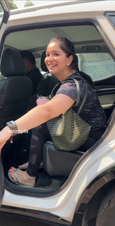 Sara Tendulkar feet photo thumbnail