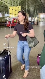 Sara Tendulkar feet photo thumbnail