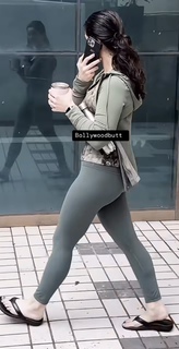Sara Tendulkar feet photo thumbnail