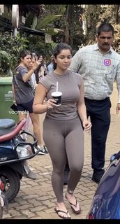 Sara Tendulkar feet photo thumbnail