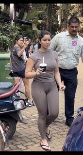 Sara Tendulkar feet photo thumbnail